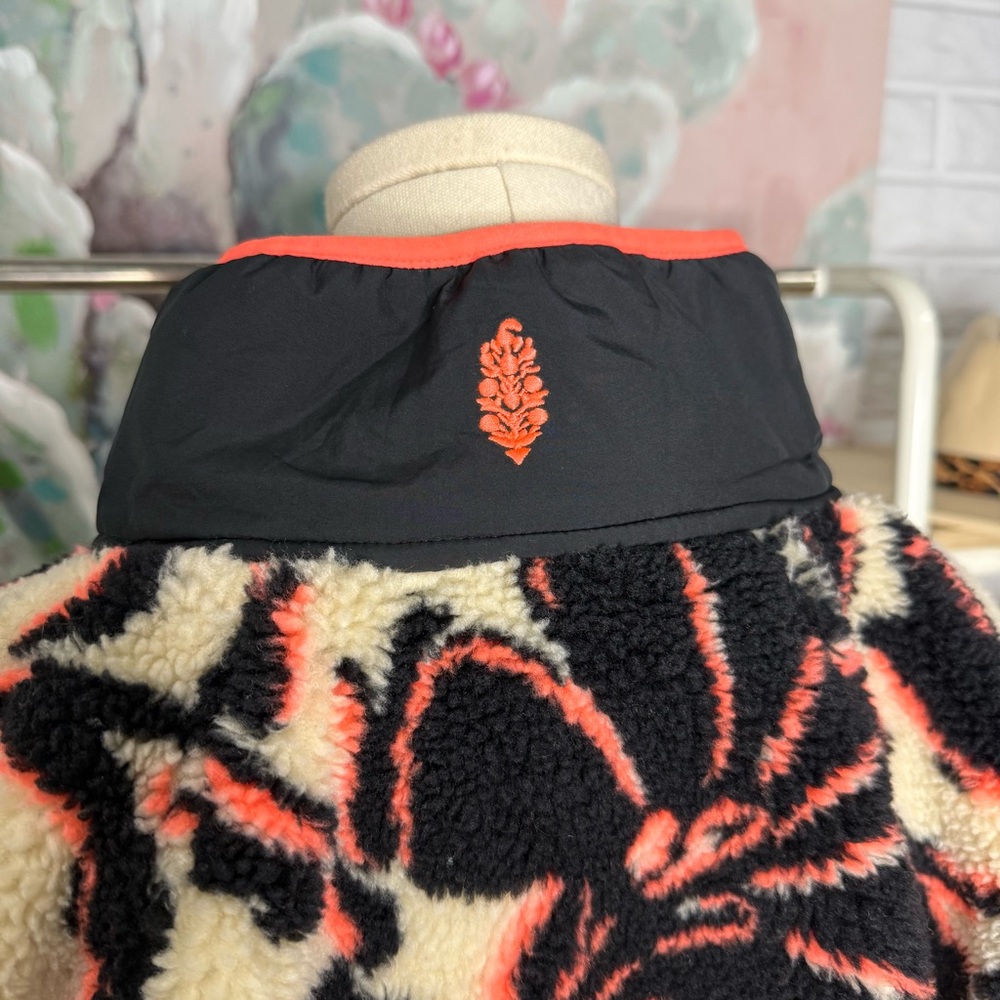 Free People Rocky Ridge Hit The Slopes Fleece Pullover Magnolia Floral Combo - Picture 4 of 7